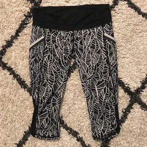 LULULEMON Cropped Yoga Pants